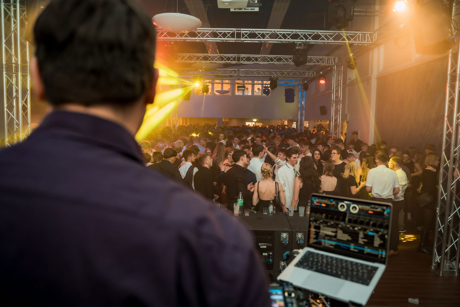Volle Tanzfläche bei GalaxyEvents