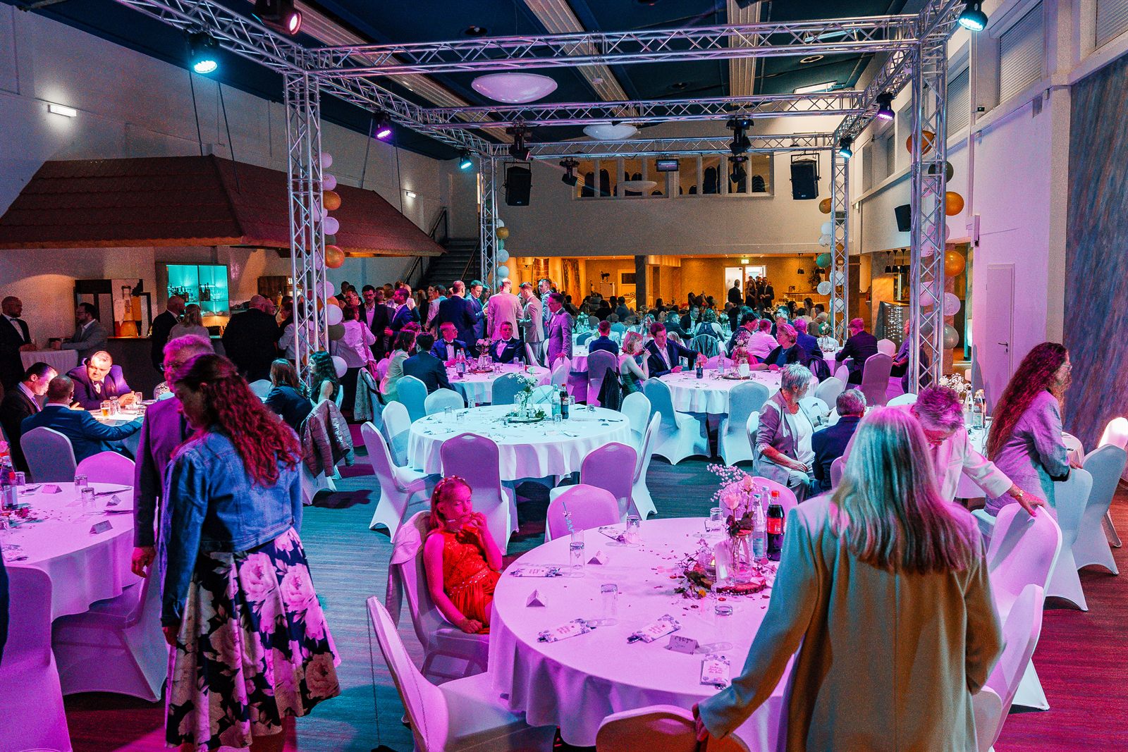 Festlich gedeckte Hochzeitstafel in der Gilde-Festhalle